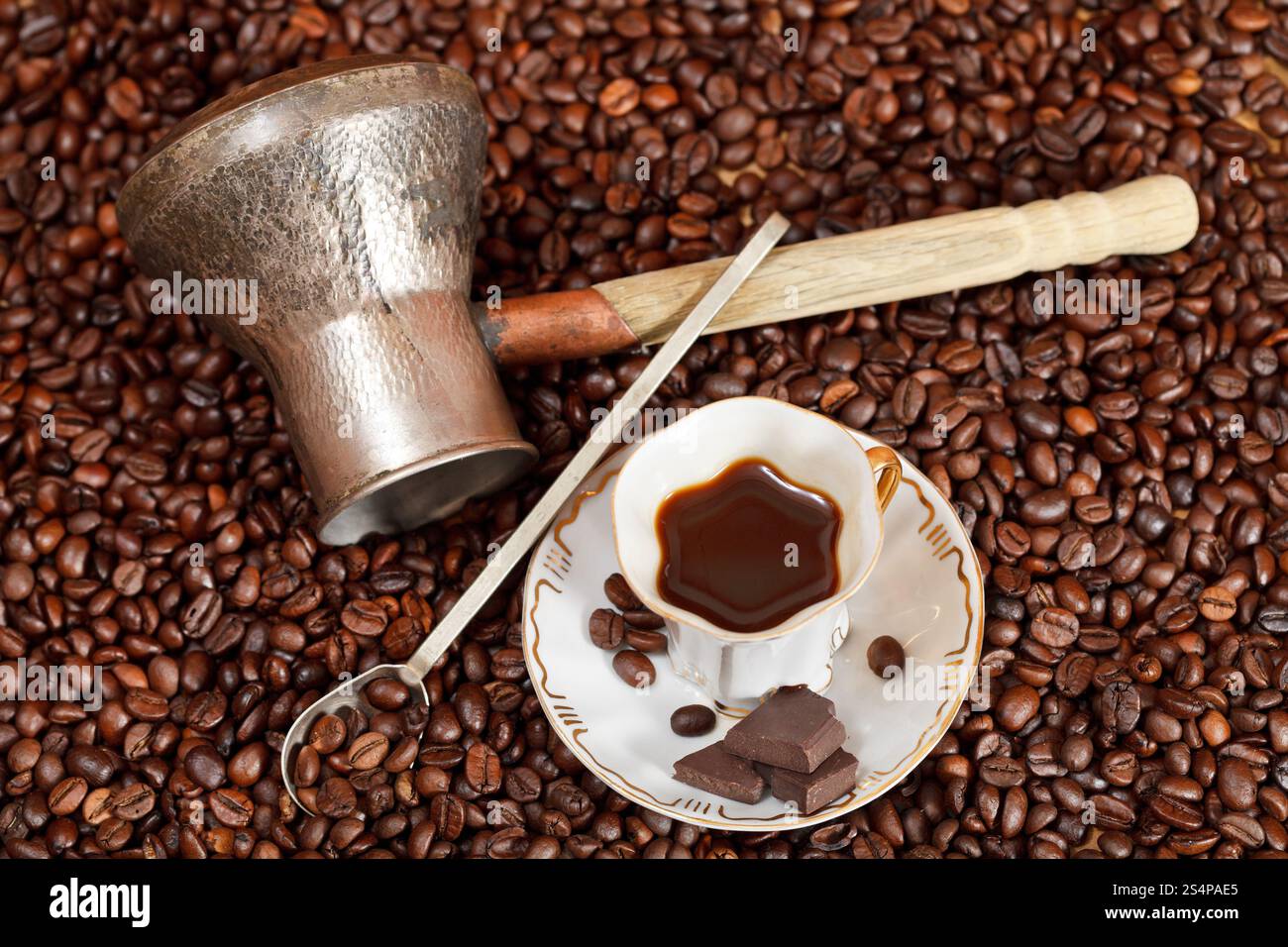 Vue supérieure de la petite tasse de café et de café torréfié avec des barres de chocolat, cafetière Banque D'Images