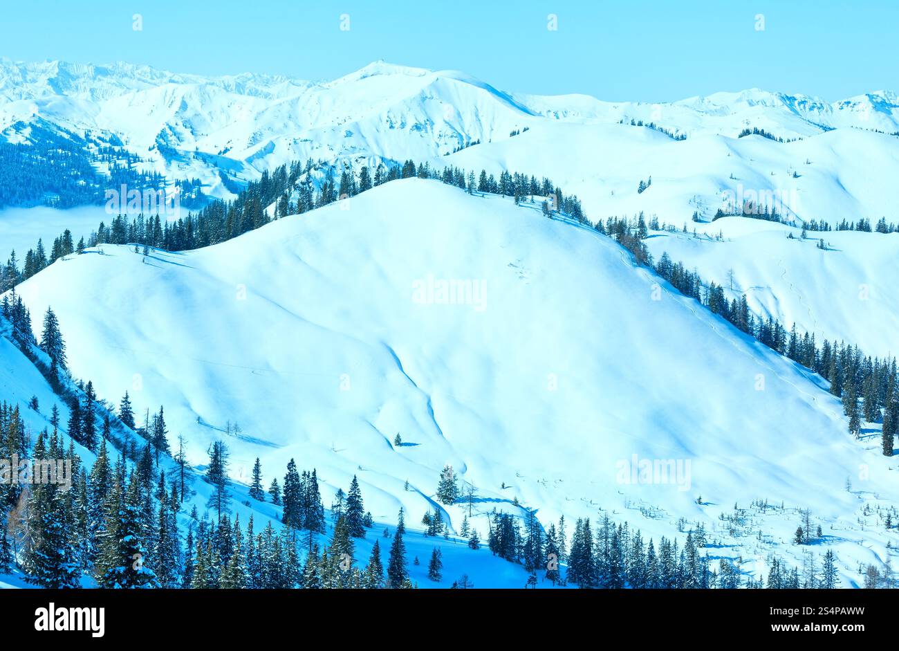 Paysage de montagne Hiver Matin de nuages dans la vallée ci-dessous (Hochkoenig région, Autriche) Banque D'Images
