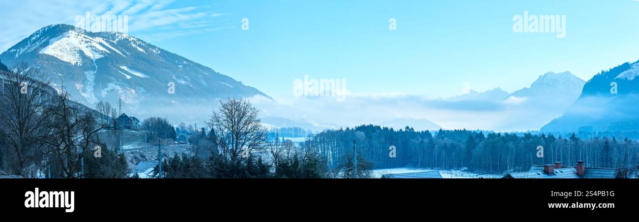 Village de montagne Hiver paysage brumeux avec des nuages bas (Autriche). Banque D'Images