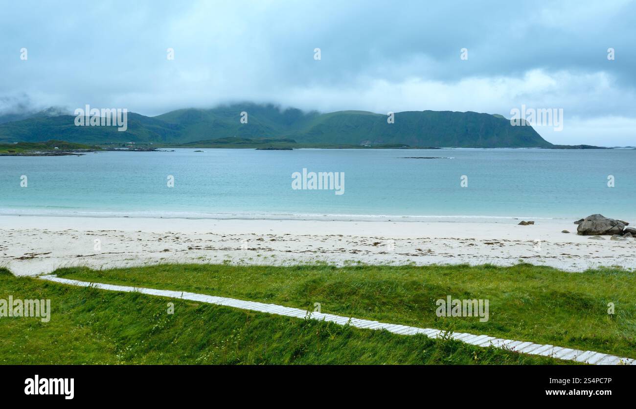 Nuageux d'été sur la plage avec du sable blanc à Ramberg (Norvège, îles Lofoten). Banque D'Images