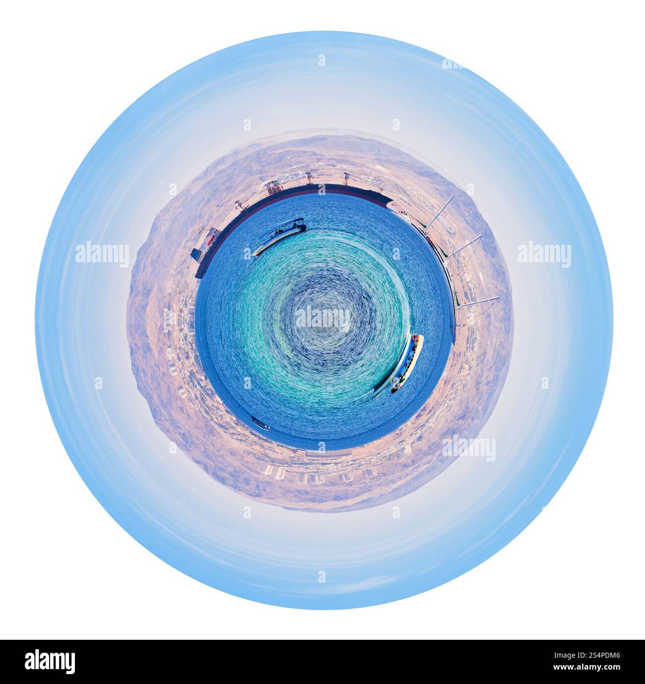 Petite planète sphérique - vue sur le golfe d'Aqaba et vue sur la ville de Eilat Israël Jordanie isolé sur fond blanc Banque D'Images