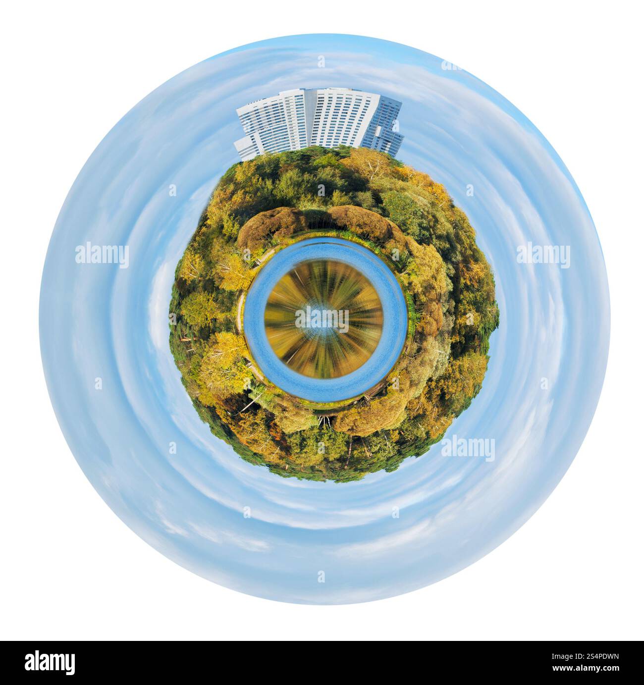 Petite Planète - panorama sphérique de maisons urbaines sur l'automne bois isolé sur fond blanc Banque D'Images