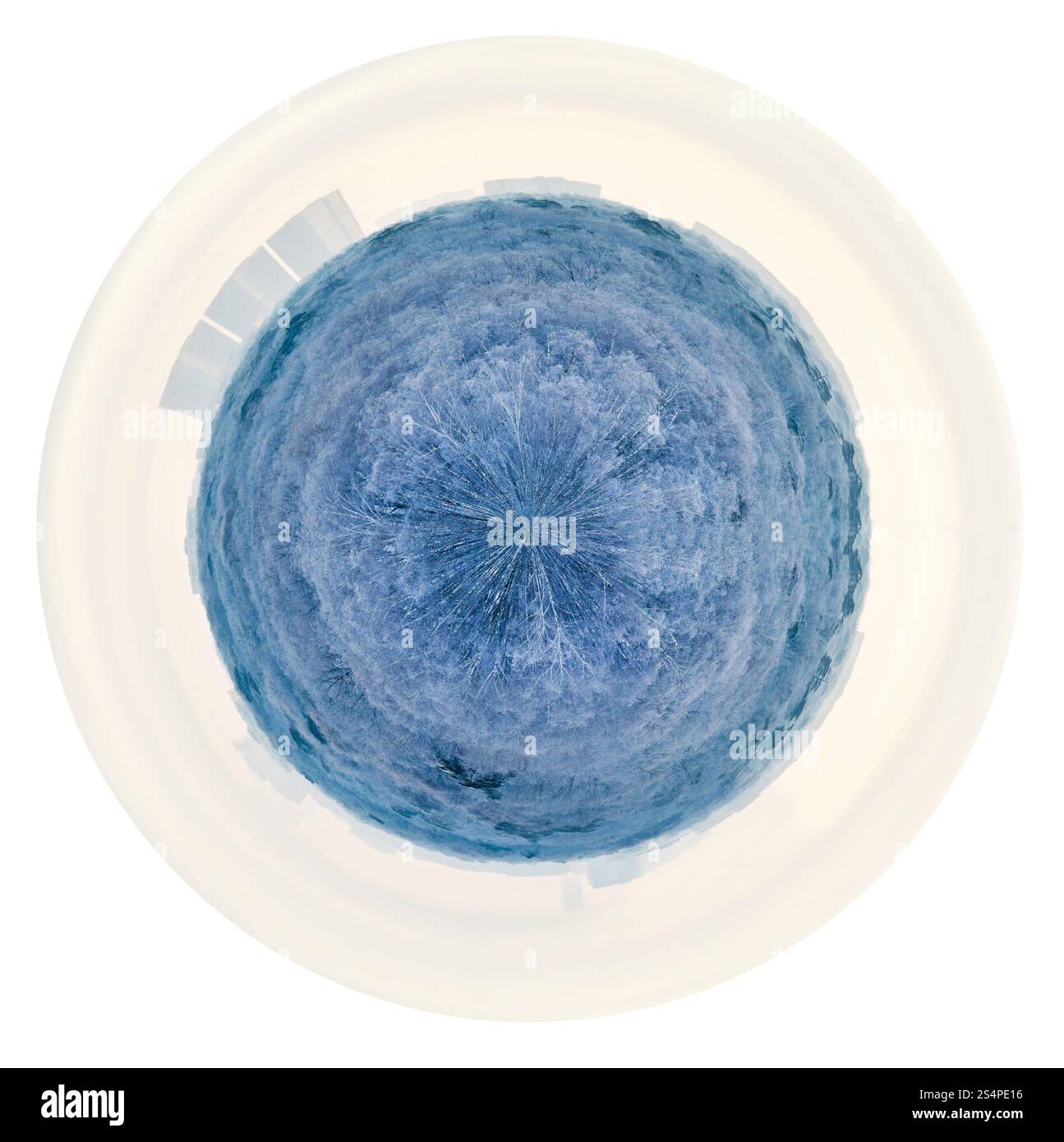 Petite planète bleue - forêt gelée sur planète froide en hiver matin isolé sur fond blanc Banque D'Images