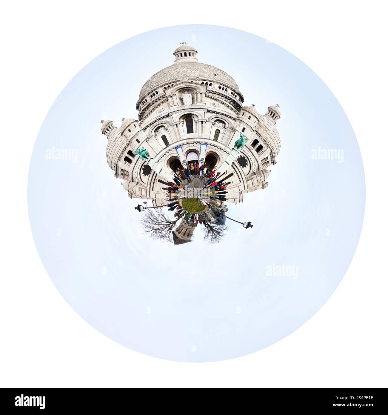 Petite Planète - vue sphérique urbaine de la Basilique du Sacré Coeur à Paris isolé sur fond blanc Banque D'Images