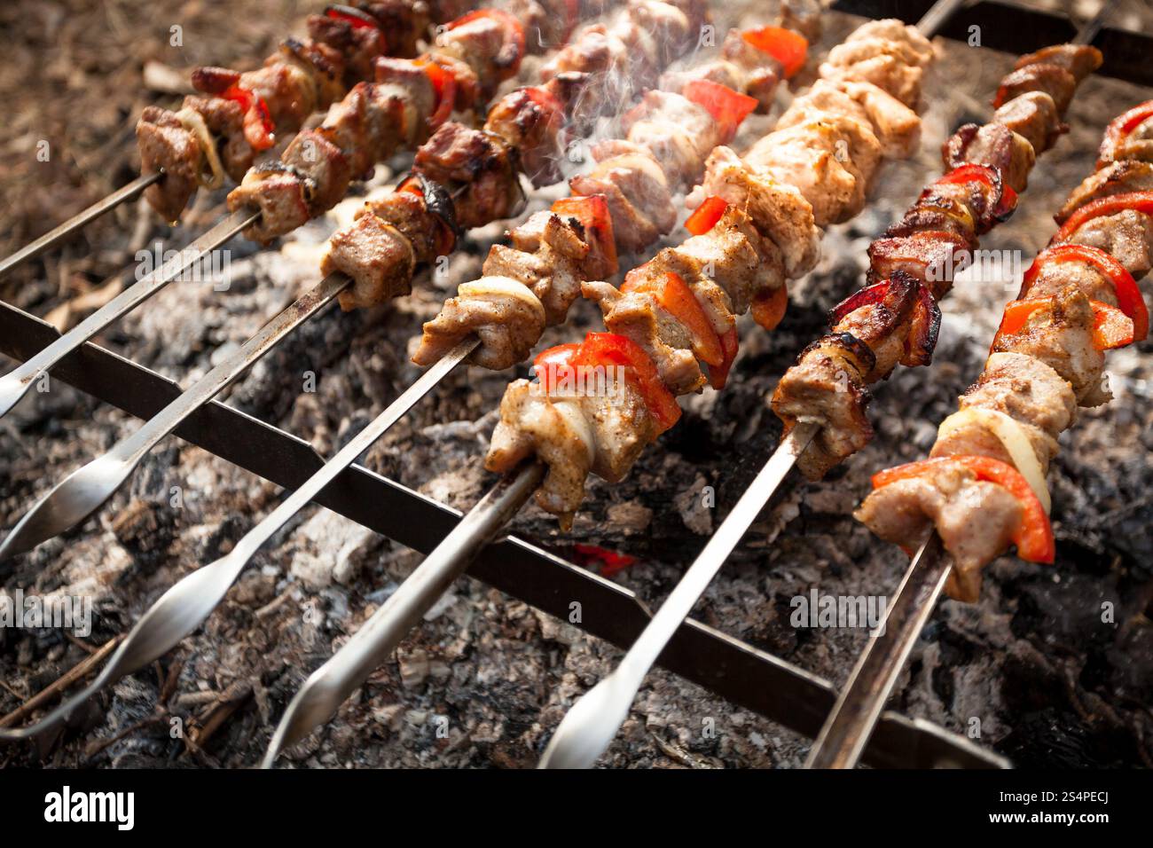 Photo de kebab sur des brochettes grillées sur le feu en métal Banque D'Images