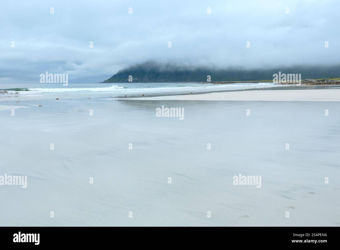 Nuageux d'été sur la plage avec du sable blanc à Ramberg (Norvège, îles Lofoten). Banque D'Images