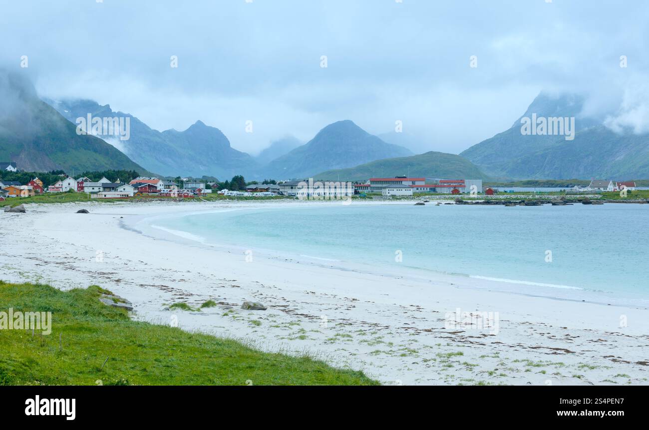 Nuageux d'été sur la plage avec du sable blanc à Ramberg (Norvège, îles Lofoten). Banque D'Images