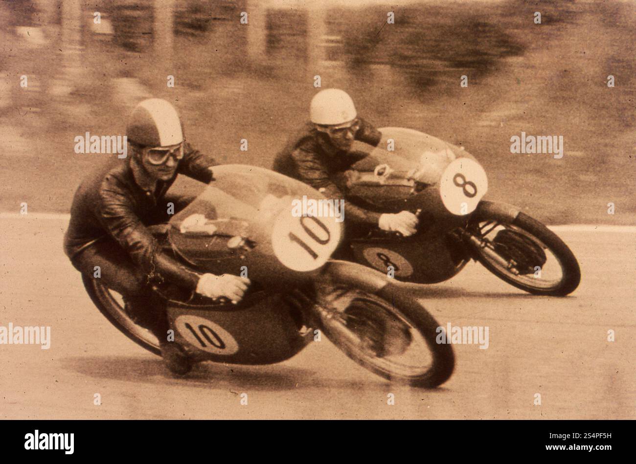 Les coureurs de moto sportifs italiens Carlo Ubbiali et le comte Domenico Agusta, Italie 1955 Banque D'Images