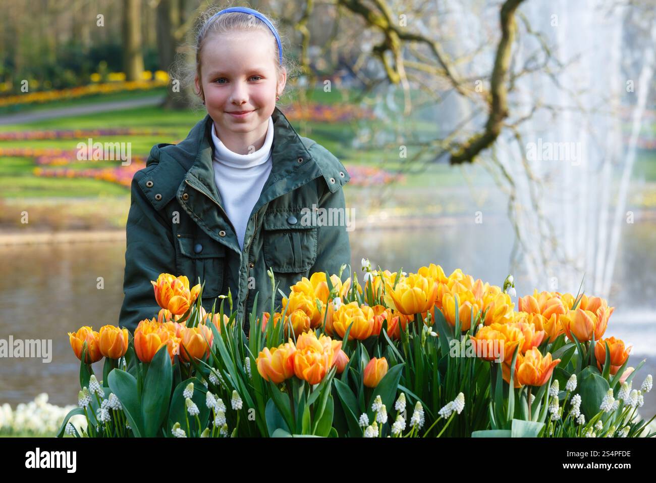Happy girl et belles tulipes jaune-rouge. Spring Park. Banque D'Images