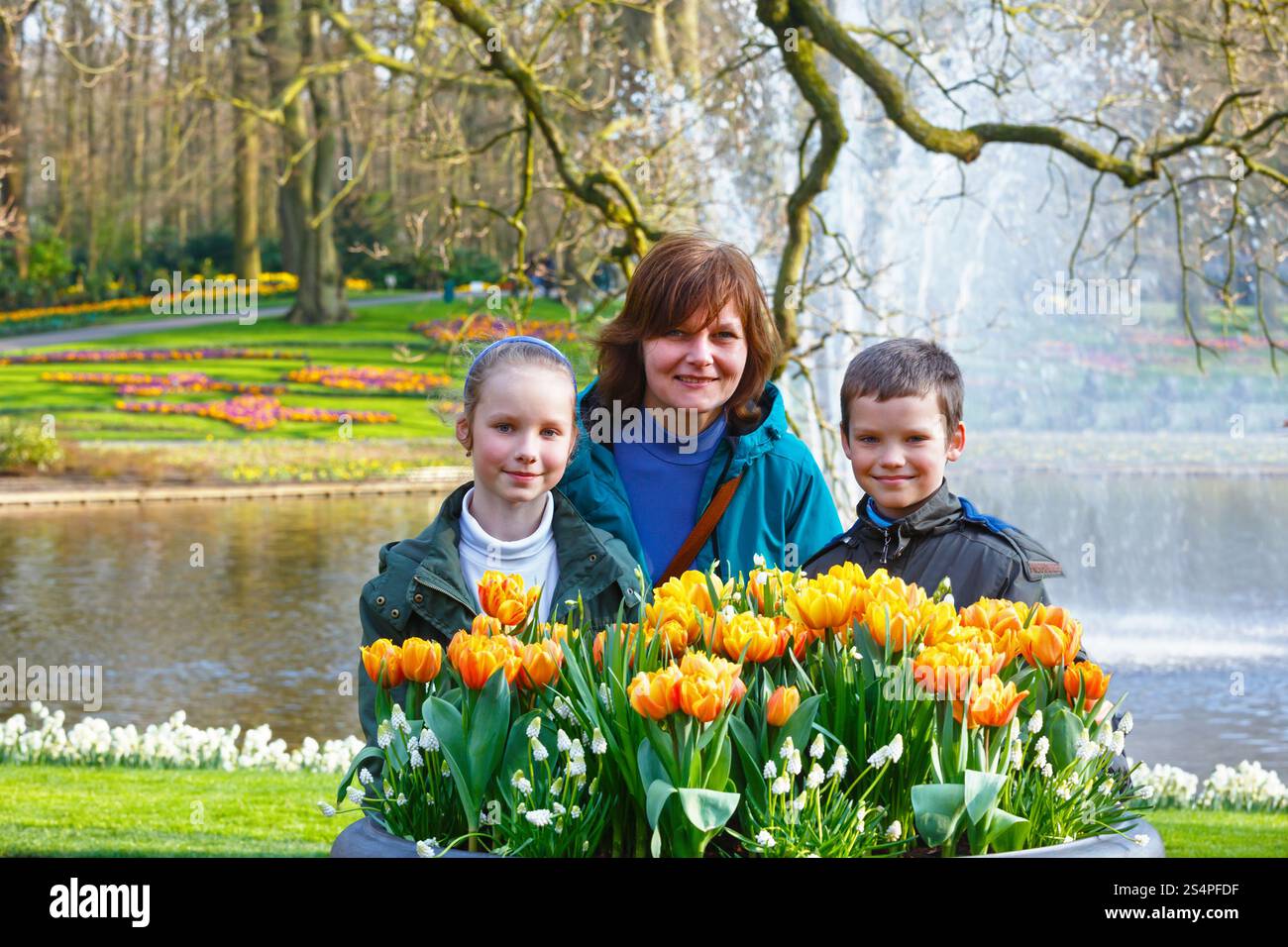 Famille heureuse et belle rouge-jaune tulipes. Spring Park. Banque D'Images