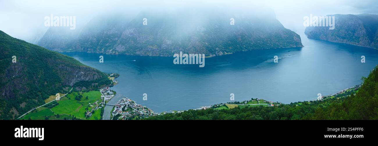 Vue du Belvédère Stegastein (Aurland, Sogn og Fjordane, Norvège). Panorama. Banque D'Images