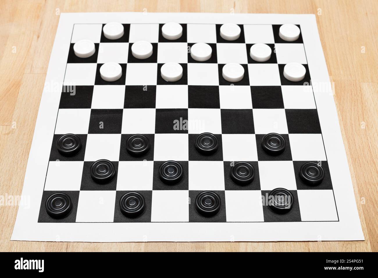 Position de départ sur le vinyle 8x8 Conseil brouillons sur table en bois Banque D'Images