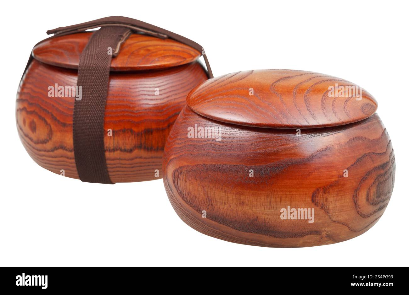 Paire de jujube chinois sauvage fermée bois Date de bols pour le jeu de Go pierres isolé sur fond blanc Banque D'Images