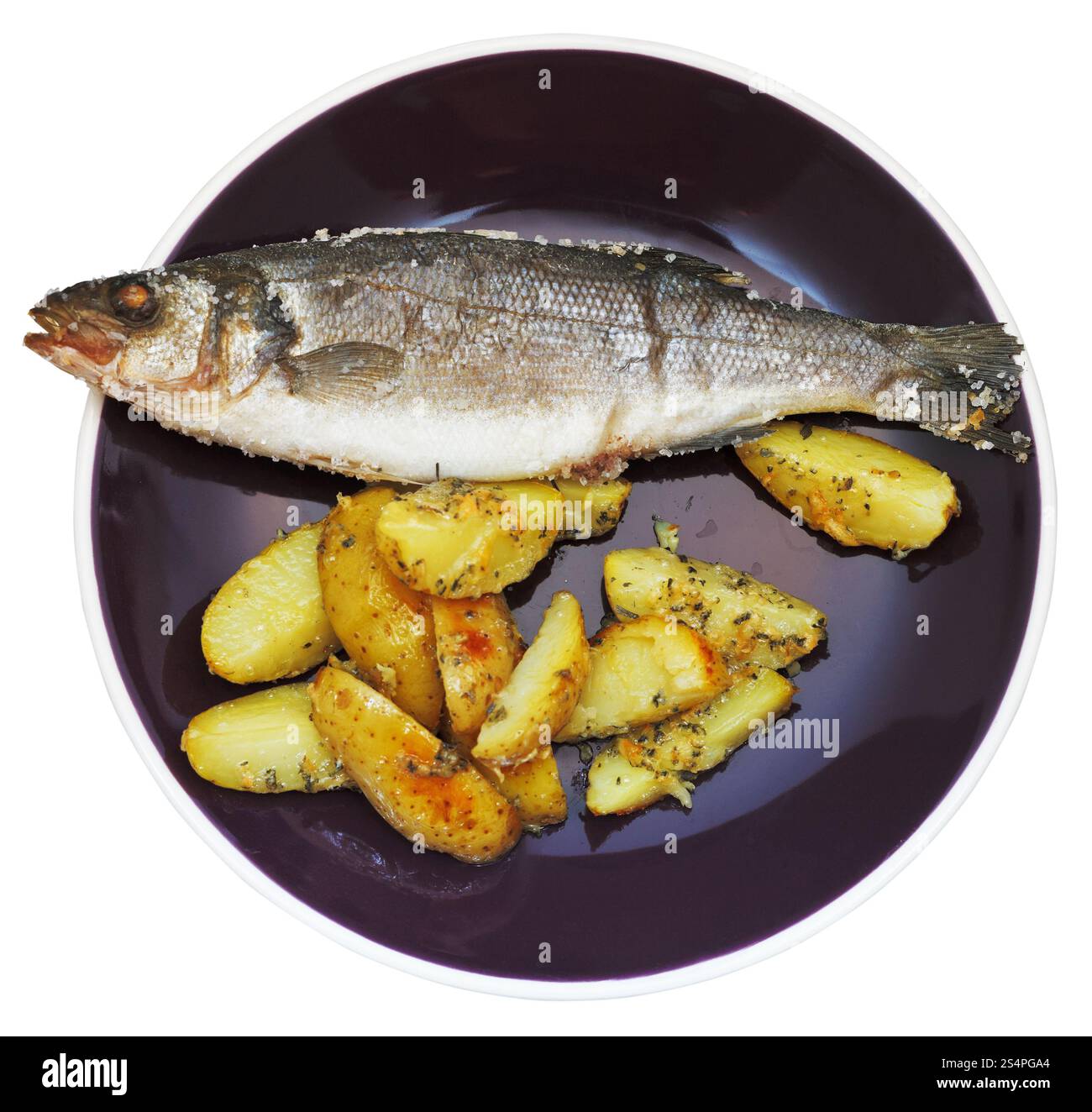 Vue de dessus de poissons de mer cuits en friture sel et tranches de pommes de terre sur une plaque en céramique isolé sur fond blanc Banque D'Images