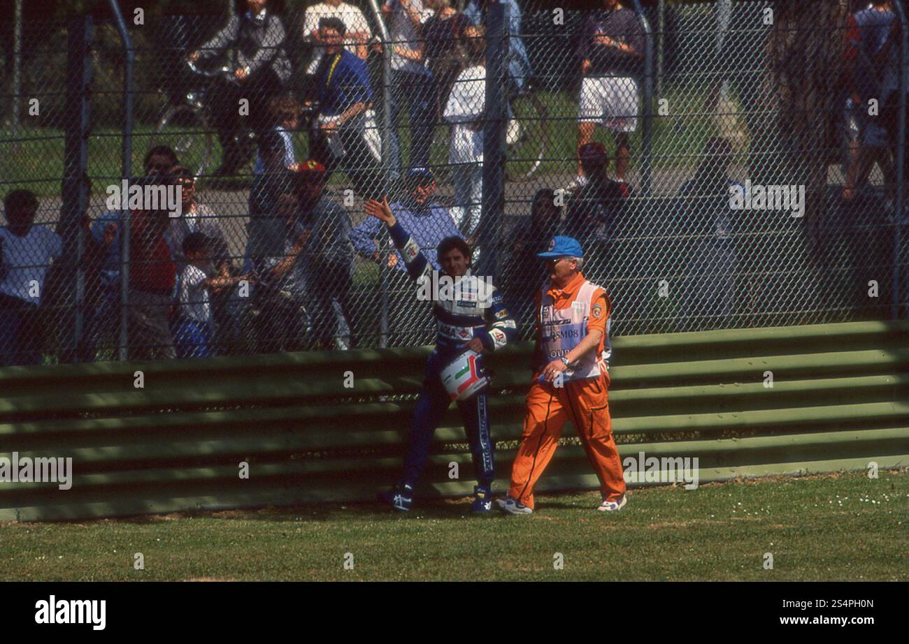 Jarno Trulli, pilote automobile italien, marche sur la piste du Grand Prix de formule 1 de Saint-Marin, 1998 Banque D'Images