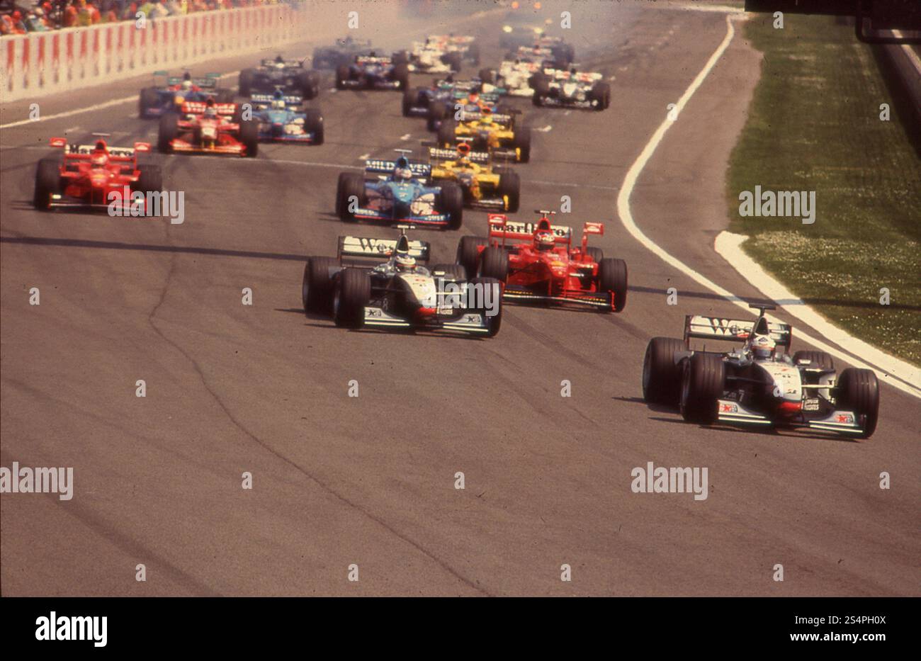Vue des voitures de course au Grand Prix de formule 1 de Saint-Marin, 1998 Banque D'Images