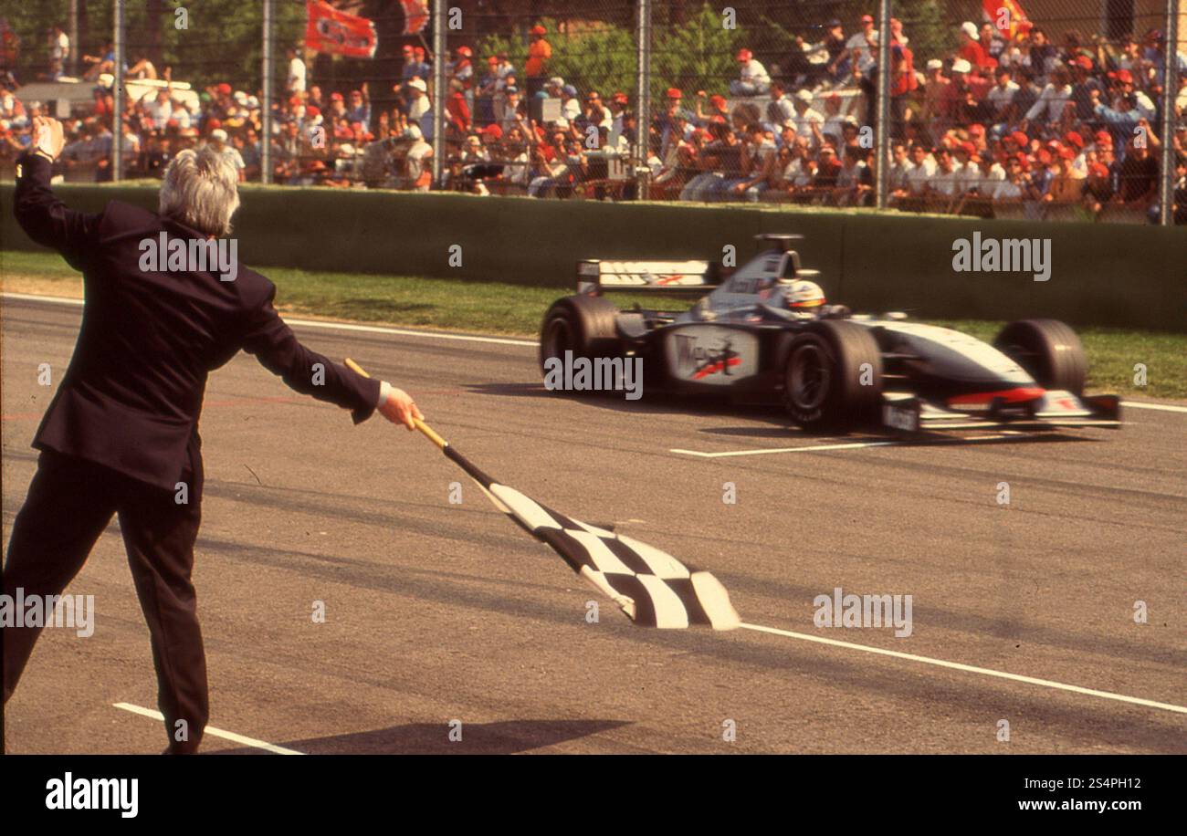 Le pilote britannique de F1 David Coulthard remporte le Grand Prix de formule 1 de Saint-Marin en 1998 Banque D'Images