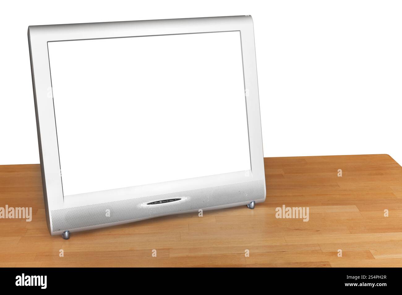 Téléviseur avec écran d'argent de l'écran sur table en bois isolé sur fond blanc Banque D'Images Téléviseur avec écran d'argent de l'écran sur table en bois isolé sur fond blanc Banque D'Images