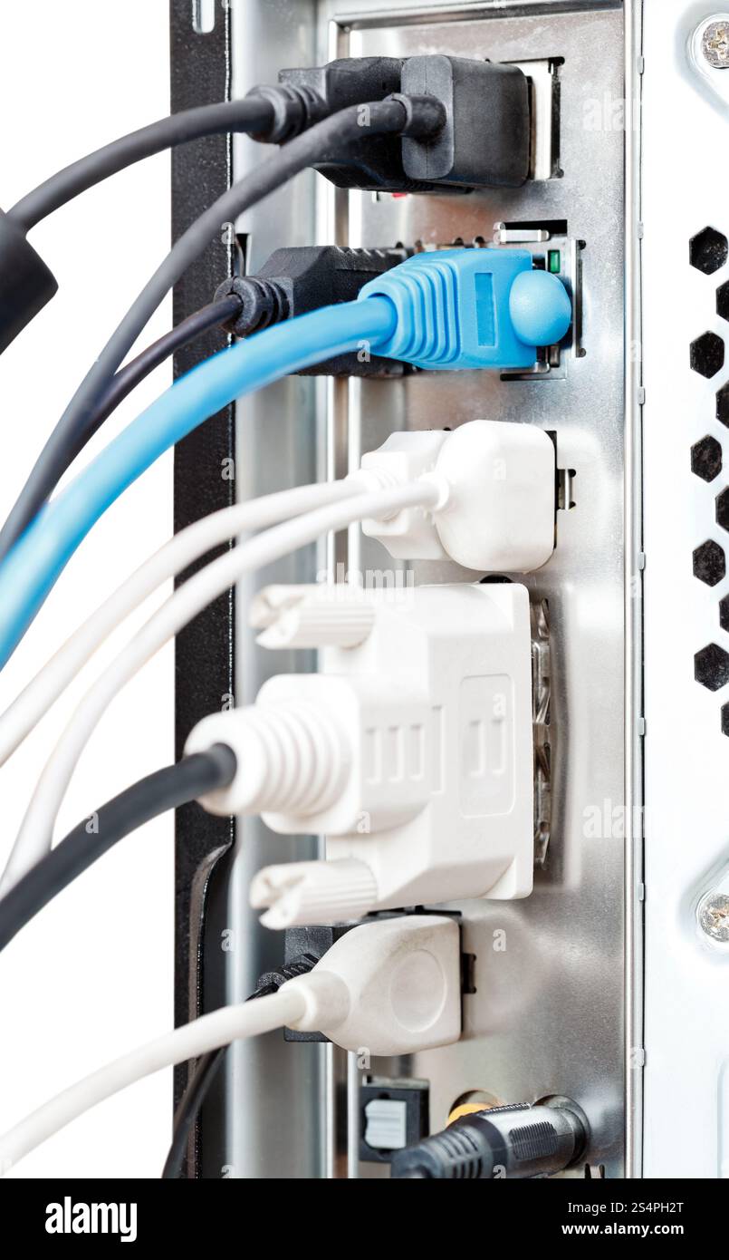 L'arrière de l'ordinateur isolé sur fond blanc - de nombreux câbles et connecteurs Banque D'Images