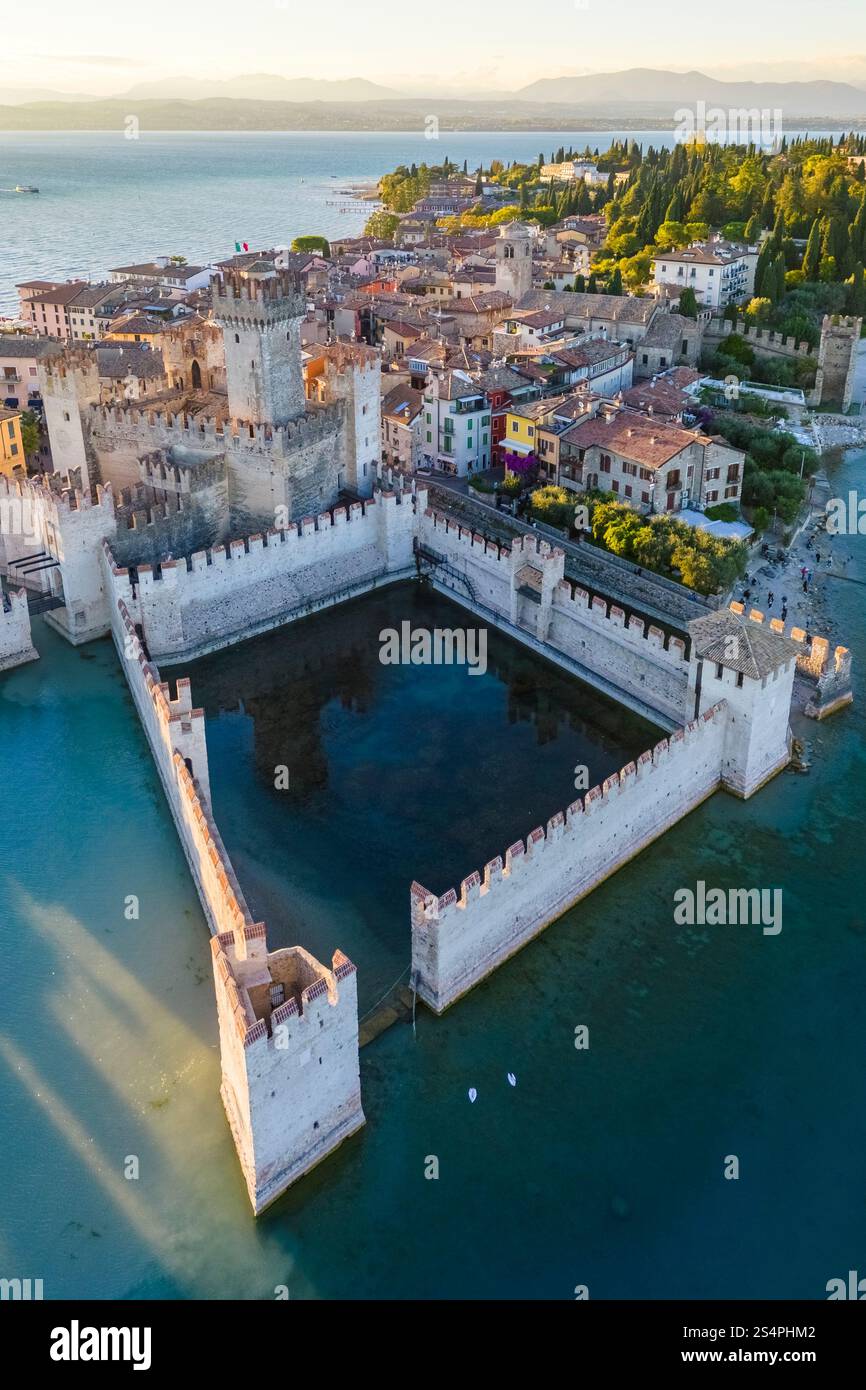 Vue aérienne de Sirmione et castello Scaligero au coucher du soleil. Sirmione, Lac de Garda, quartier Lombardie, quartier Brescia, Italie, Europe. Banque D'Images