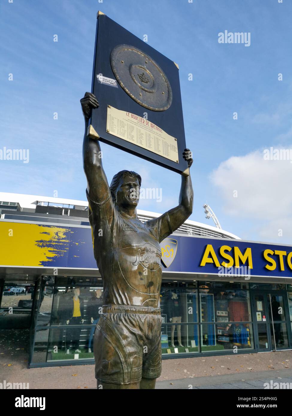 CLERMONT-FERRAND. STADE MARCEL MICHELIN. STATUE D'AURELIEN ROUGERIE, CAPITAINE DE L'ÉQUIPE ASM, ARBORANT LE BOUCLIER DE BRENNUS, PUY DE DOME. FRANCE Banque D'Images