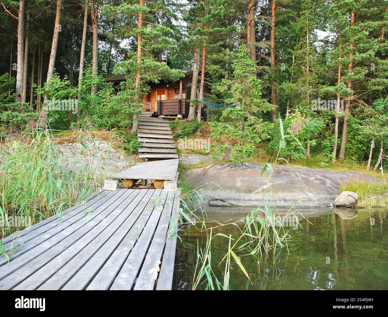 Pont en bois et petite forêt lac dans la région de Finlande Lakelands Banque D'Images