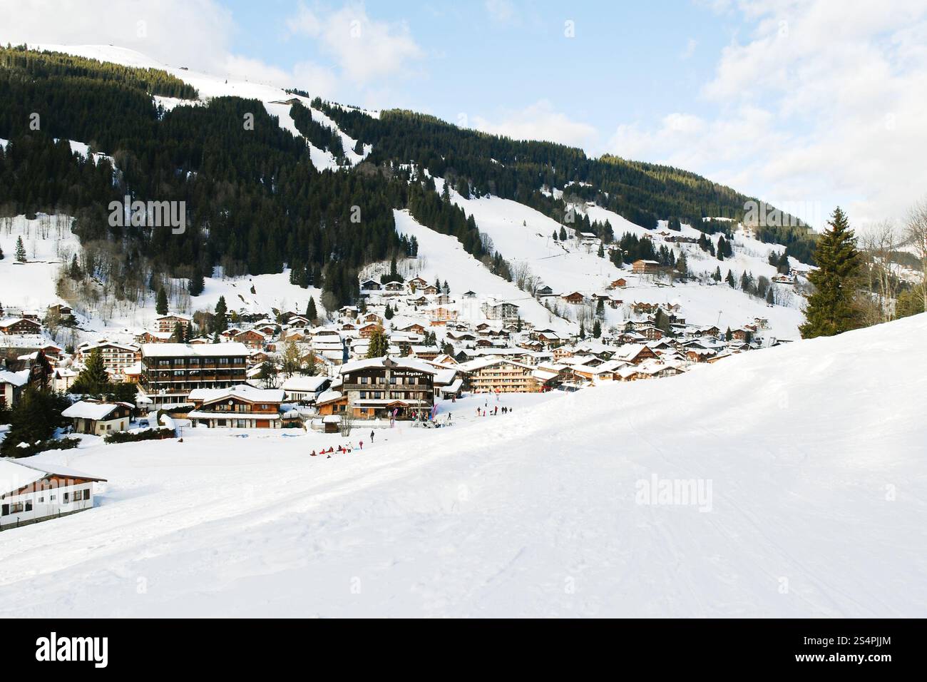 Vue sur la montagne en ville station de ski Les Gets en région des Portes du Soleil, France Banque D'Images