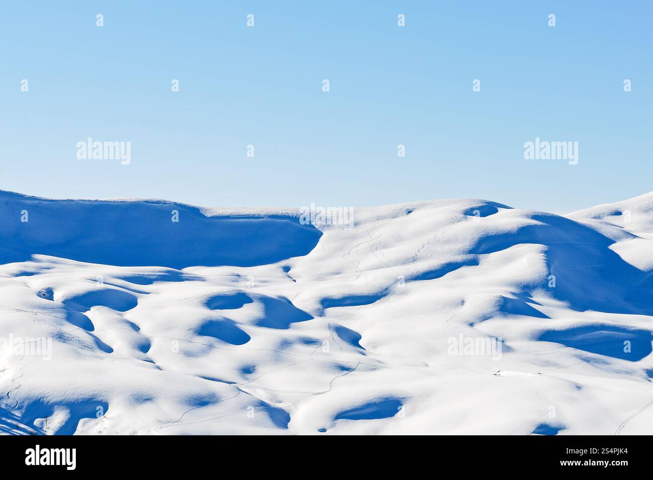 Vue sur pistes de ski sur les montagnes enneigées dans les Alpes dans la région des Portes du Soleil, l'Évasion - Mont Blanc, France Banque D'Images
