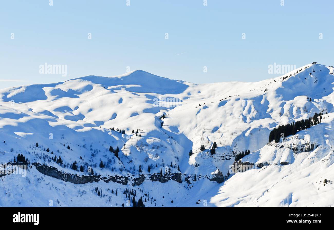 Vue sur montagnes enneigées dans les Alpes région des Portes du Soleil, Morzine - Avoriaz, France Banque D'Images