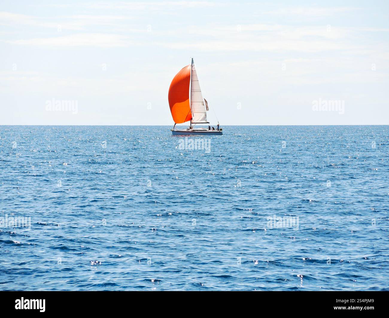 Yacht à voile rouge dans la mer Adriatique, la Dalmatie, Croatie Banque D'Images