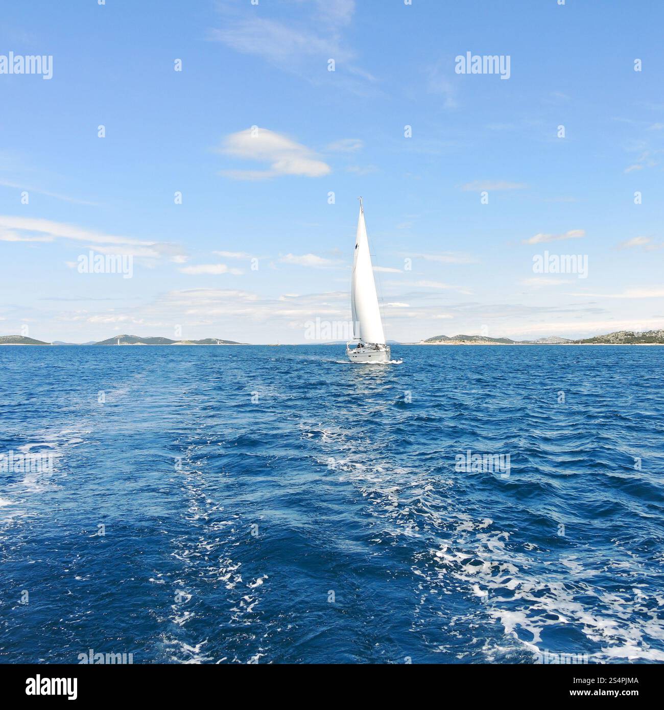 Yacht à voile blanche mer Adriatique, la Dalmatie, Croatie Banque D'Images