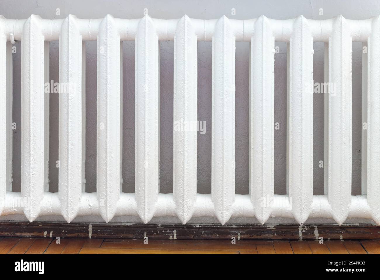 Radiateur en fonte de chauffage de l'eau dans la maison Banque D'Images
