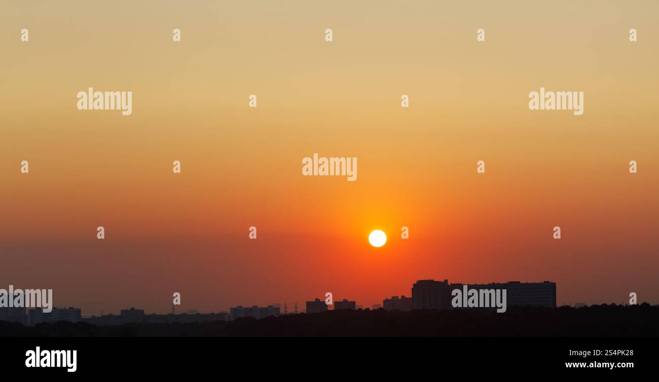 soleil dans le ciel rouge au-dessus de la ville au lever du soleil tôt le matin Banque D'Images