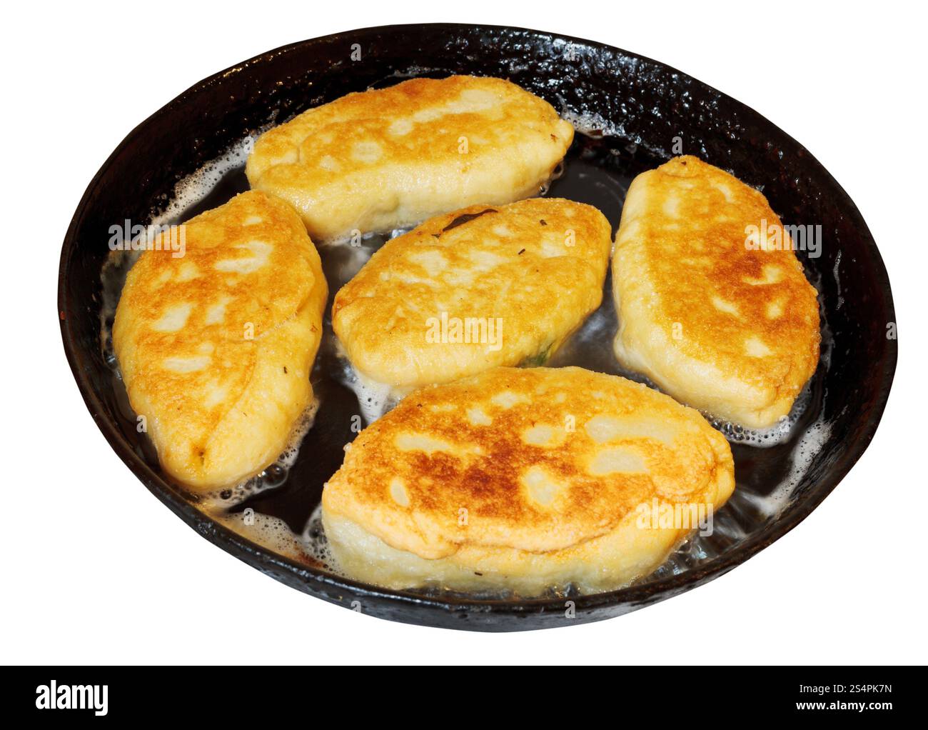 Plusieurs galettes avec oignon de printemps et les oeufs dans une poêle isolé sur fond blanc Banque D'Images