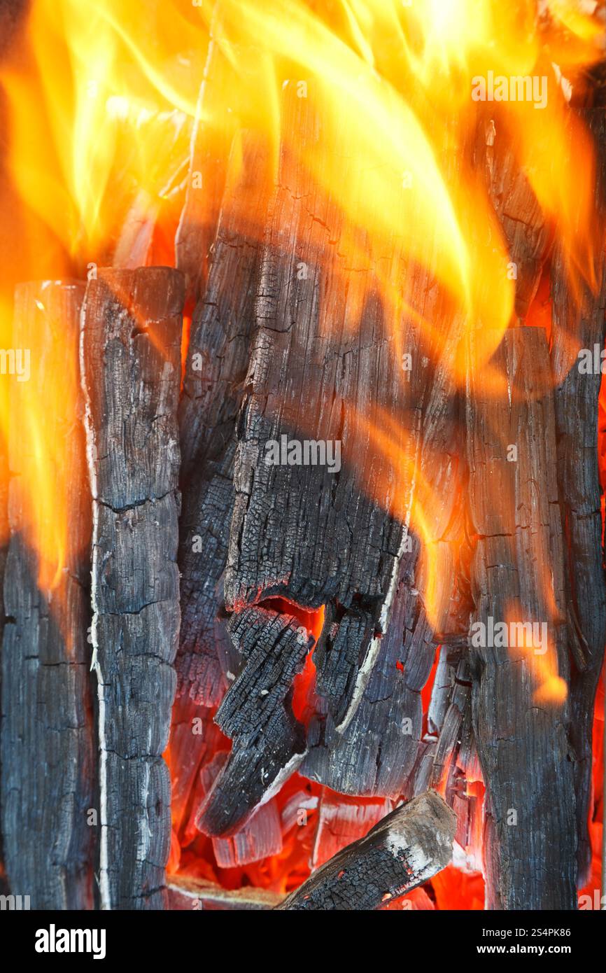 Plus de flamme chaude bois gravure close up Banque D'Images