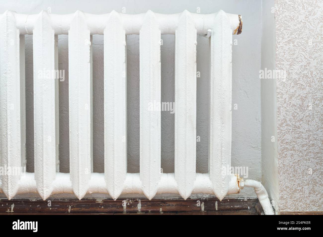 Fer peint en blanc de radiateur de chauffage de l'eau dans la maison Banque D'Images