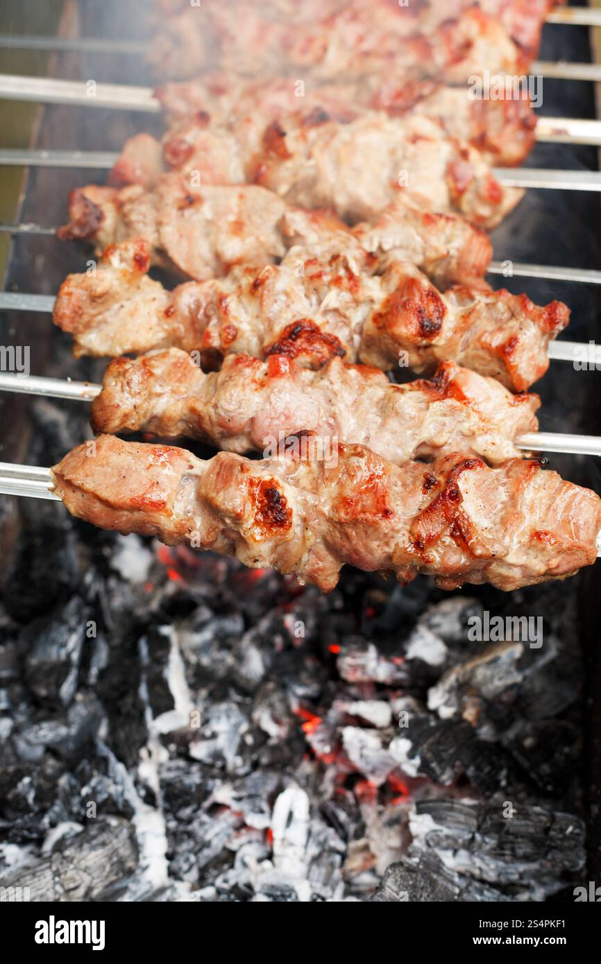 Avec de la viande des brochettes brochettes brochettes sur la combustion du charbon, Close up Banque D'Images