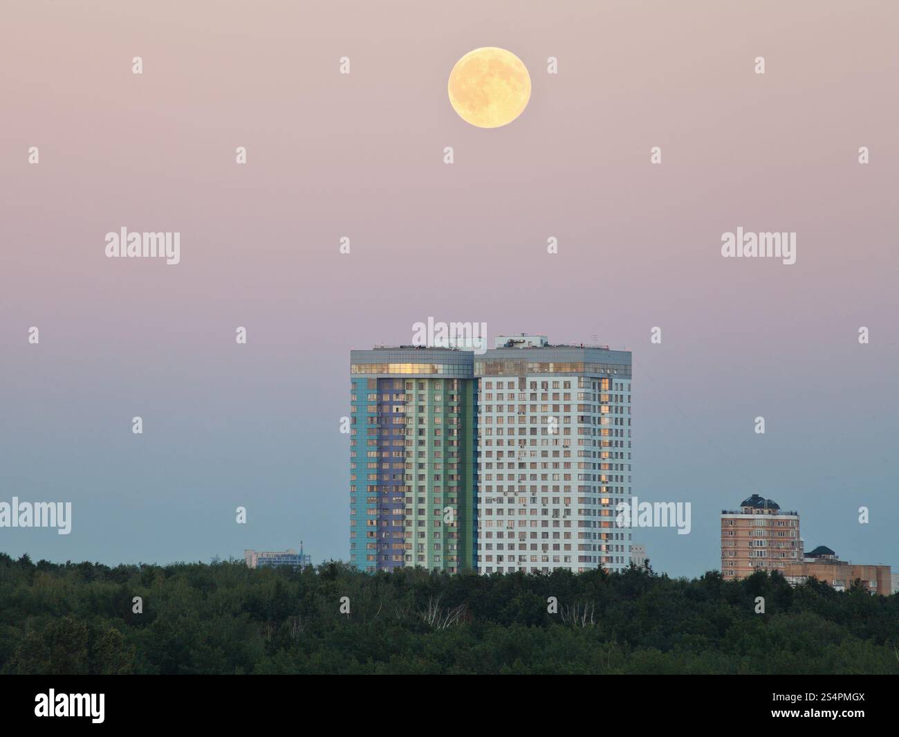 Pleine lune au ciel du soir plus de logements urbains en été Banque D'Images