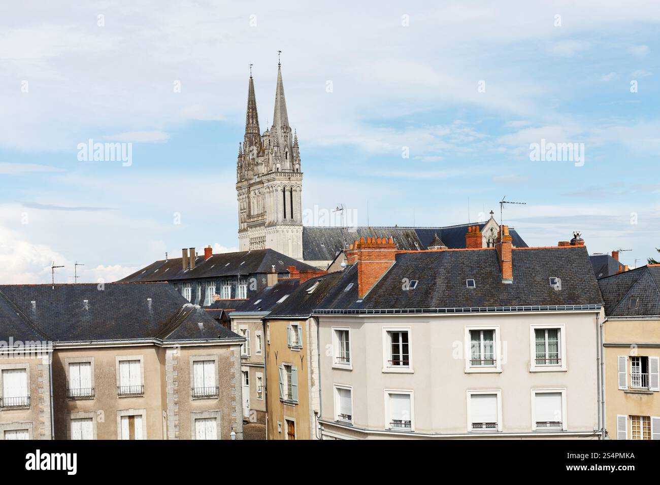 Avis de maisons urbaines et la cathédrale Saint Maurice d'Angers, France Banque D'Images
