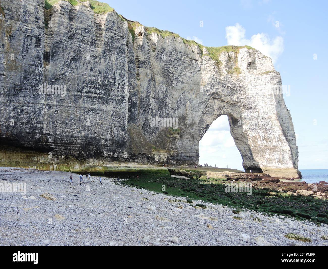 Vue de la falaise avec arche sur la plage de galets du canal anglais d'Eretrat cote dalbatre, France Banque D'Images