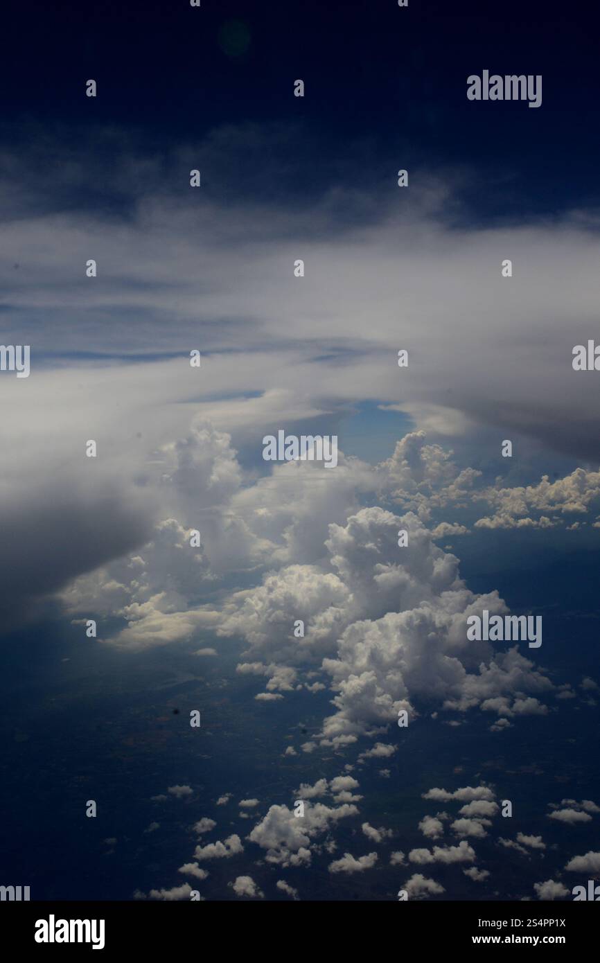 Le ciel au-dessus de la ville de Krabi sur la mer d'Andaman au sud de la Thaïlande. Banque D'Images