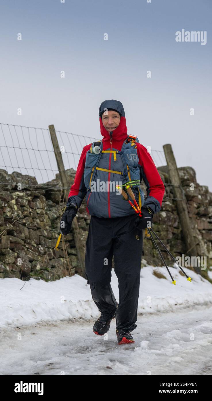 Thwaite, Swaledale, North Yorkshire. 13 janvier 2025. Kim Collison mène l'épuisante Montane Spine Race, une course brutale de 250 miles le long du sentier Pennine Way d'Edale dans le Derbyshire à Kirk Yetholm dans les Scottish Borders, en direction de Thwaite, Swaledale, environ 113 miles dans leur trek. Les conditions météorologiques ont été dramatiques, partant dans la neige, maintenant le dégel a pris place dans les pistes sont juste de la glace solide. Crédit : Wayne HUTCHINSON/Alamy Live News Banque D'Images