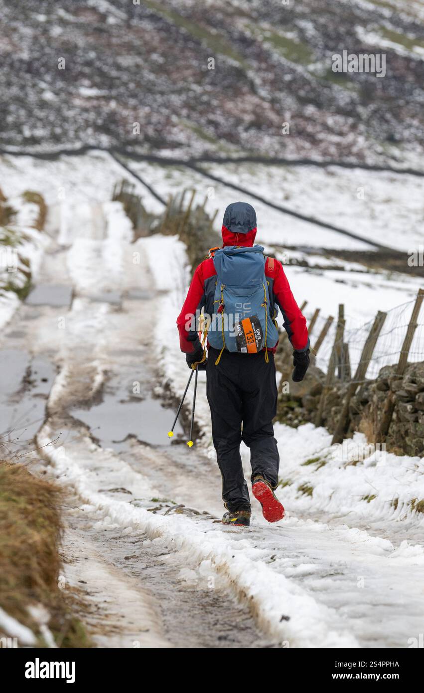 Thwaite, Swaledale, North Yorkshire. 13 janvier 2025. Kim Collison mène l'épuisante Montane Spine Race, une course brutale de 250 miles le long du sentier Pennine Way d'Edale dans le Derbyshire à Kirk Yetholm dans les Scottish Borders, en direction de Thwaite, Swaledale, environ 113 miles dans leur trek. Les conditions météorologiques ont été dramatiques, partant dans la neige, maintenant le dégel a pris place dans les pistes sont juste de la glace solide. Crédit : Wayne HUTCHINSON/Alamy Live News Banque D'Images