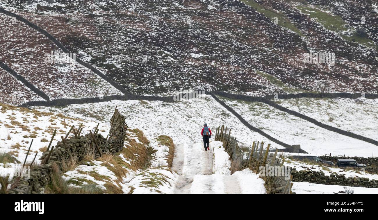 Thwaite, Swaledale, North Yorkshire. 13 janvier 2025. Kim Collison mène l'épuisante Montane Spine Race, une course brutale de 250 miles le long du sentier Pennine Way d'Edale dans le Derbyshire à Kirk Yetholm dans les Scottish Borders, en direction de Thwaite, Swaledale, environ 113 miles dans leur trek. Les conditions météorologiques ont été dramatiques, partant dans la neige, maintenant le dégel a pris place dans les pistes sont juste de la glace solide. Crédit : Wayne HUTCHINSON/Alamy Live News Banque D'Images