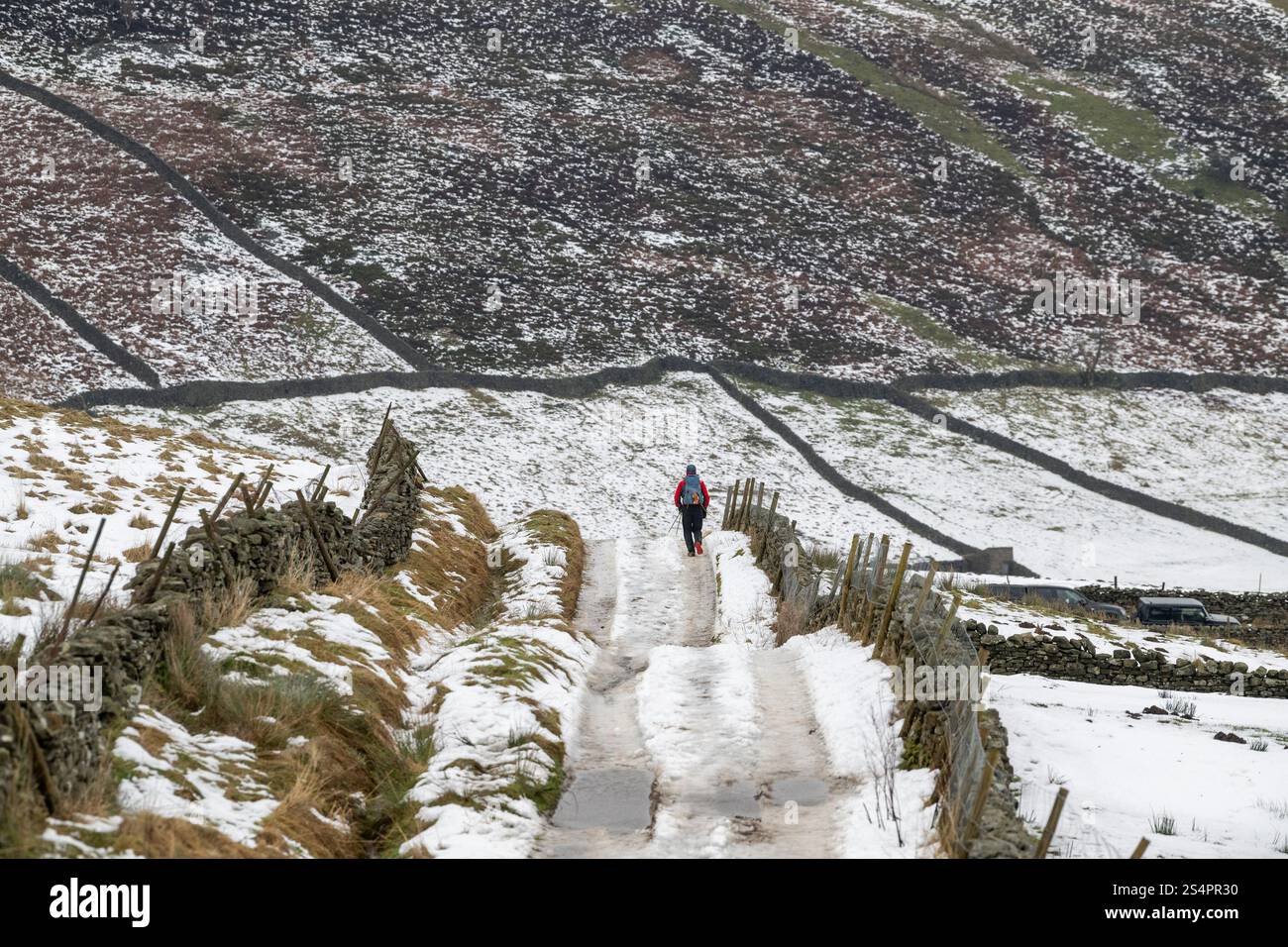 Thwaite, Swaledale, North Yorkshire. 13 janvier 2025. Kim Collison mène l'épuisante Montane Spine Race, une course brutale de 250 miles le long du sentier Pennine Way d'Edale dans le Derbyshire à Kirk Yetholm dans les Scottish Borders, en direction de Thwaite, Swaledale, environ 113 miles dans leur trek. Les conditions météorologiques ont été dramatiques, partant dans la neige, maintenant le dégel a pris place dans les pistes sont juste de la glace solide. Crédit : Wayne HUTCHINSON/Alamy Live News Banque D'Images