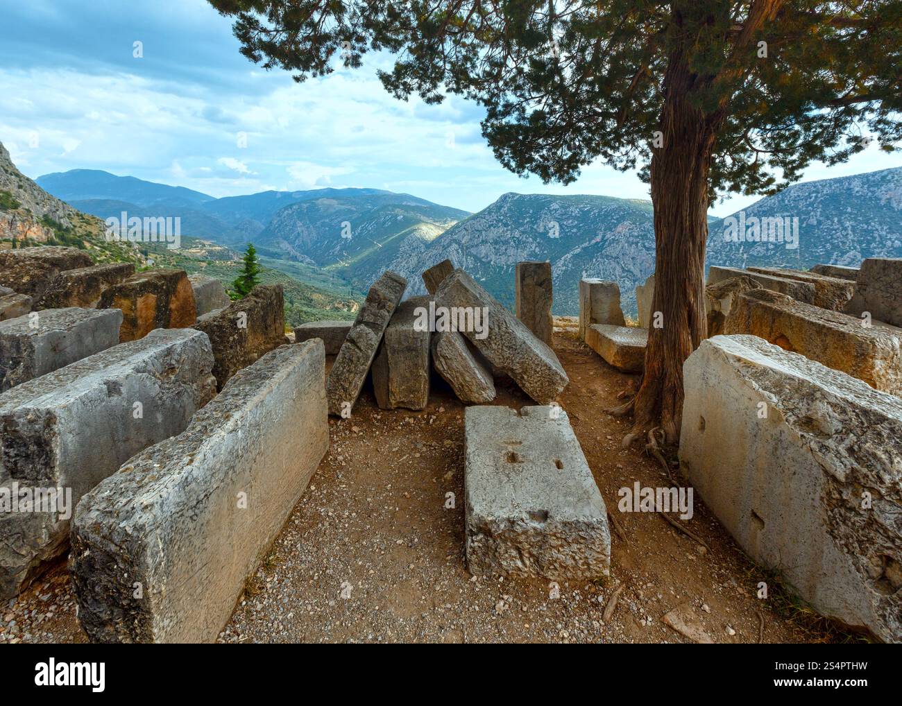 Parties de bâtiments détruits la ville antique sur la pente de montagne (Grèce) Banque D'Images