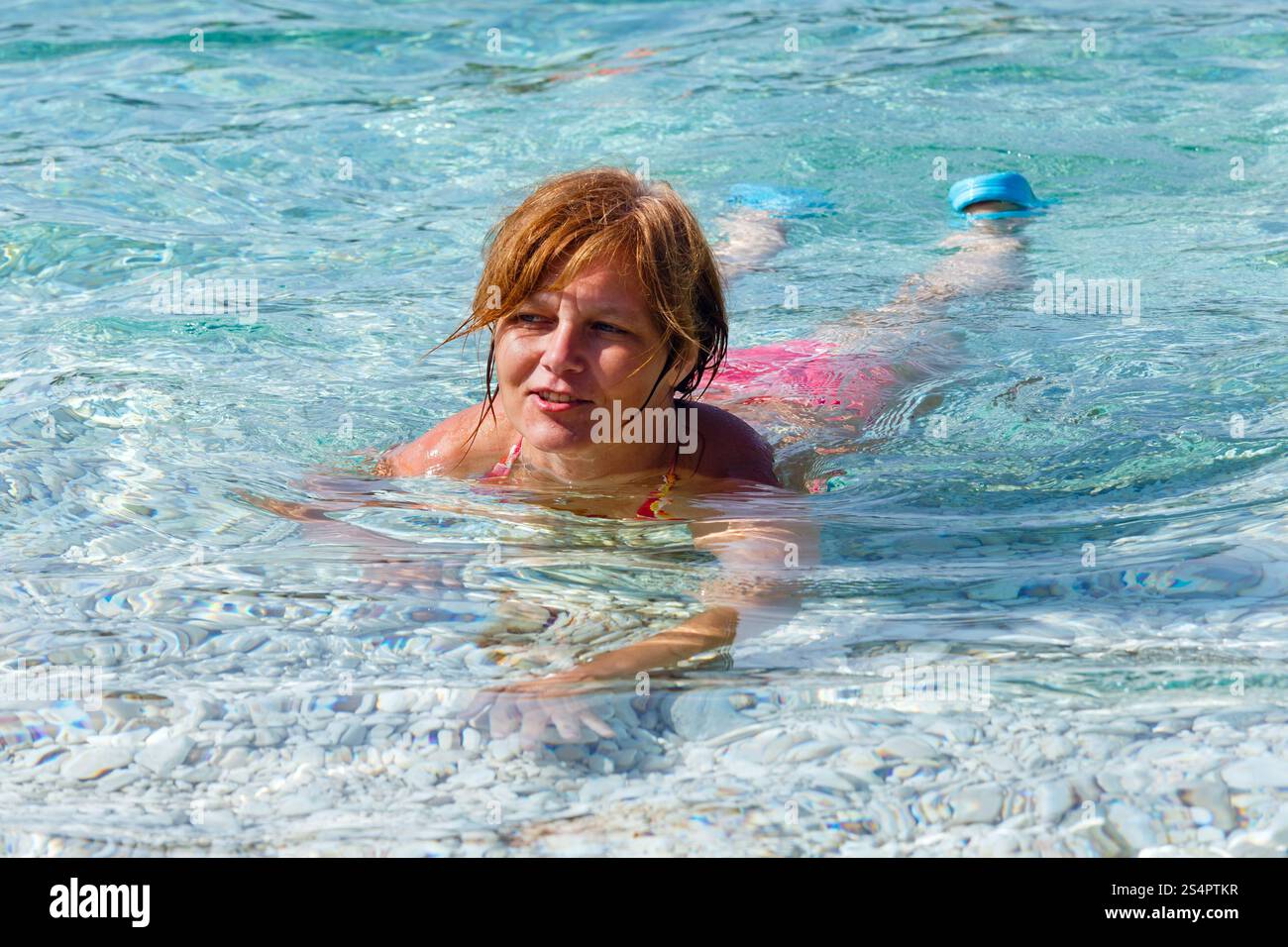 Femme baignant dans la mer. Vacances d'été (Grèce, Céphalonie, plage Antisamos). Banque D'Images Femme baignant dans la mer. Vacances d'été (Grèce, Céphalonie, plage Antisamos). Banque D'Images