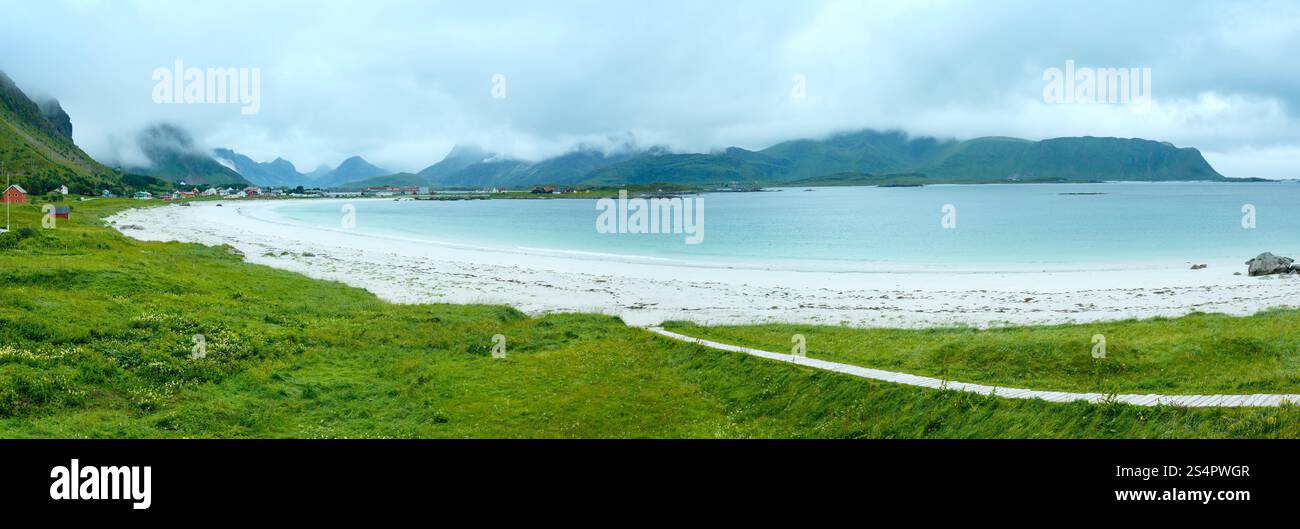 Nuageux d'été sur la plage avec du sable blanc à Ramberg (Norvège, îles Lofoten). Panorama. Banque D'Images