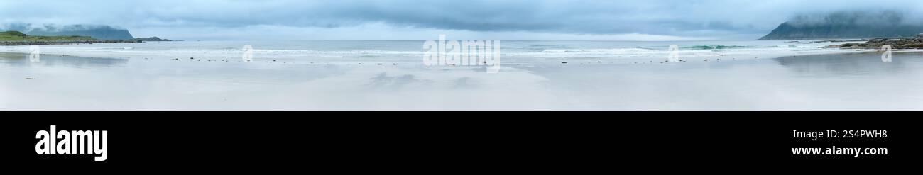 Nuageux d'été sur la plage avec du sable blanc à Ramberg (Norvège, îles Lofoten). Panorama. Banque D'Images