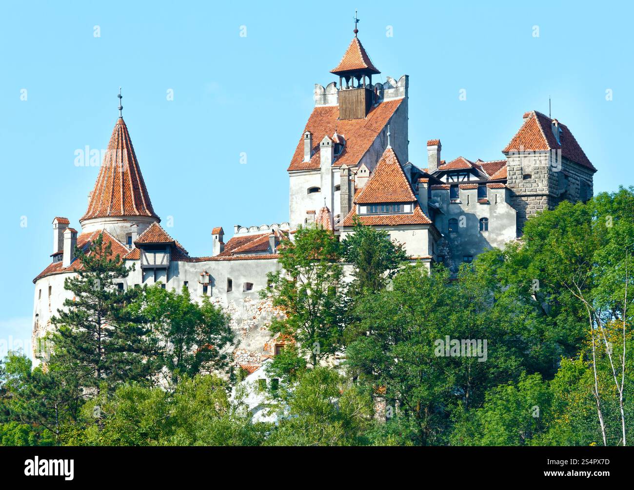 Vue d'été du château de Bran (ou Draculas) (près de Brasov, Roumanie). Construit en 1212. Banque D'Images